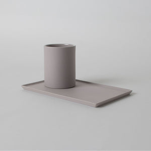 空間に溶け込むシンプルなトレイ