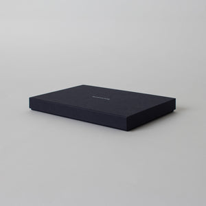 空間に溶け込むシンプルなトレイ