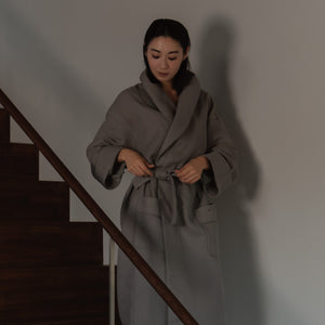 コットンワッフル生地で軽やかでさらっとした着心地のバスローブ