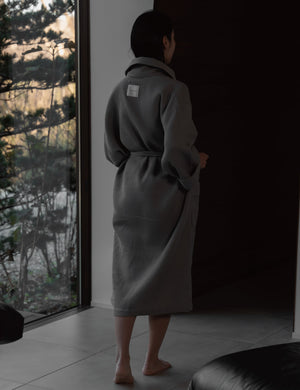 コットンワッフル生地で軽やかでさらっとした着心地のバスローブ