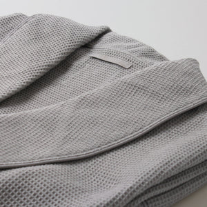 コットンワッフル生地で軽やかでさらっとした着心地のバスローブ